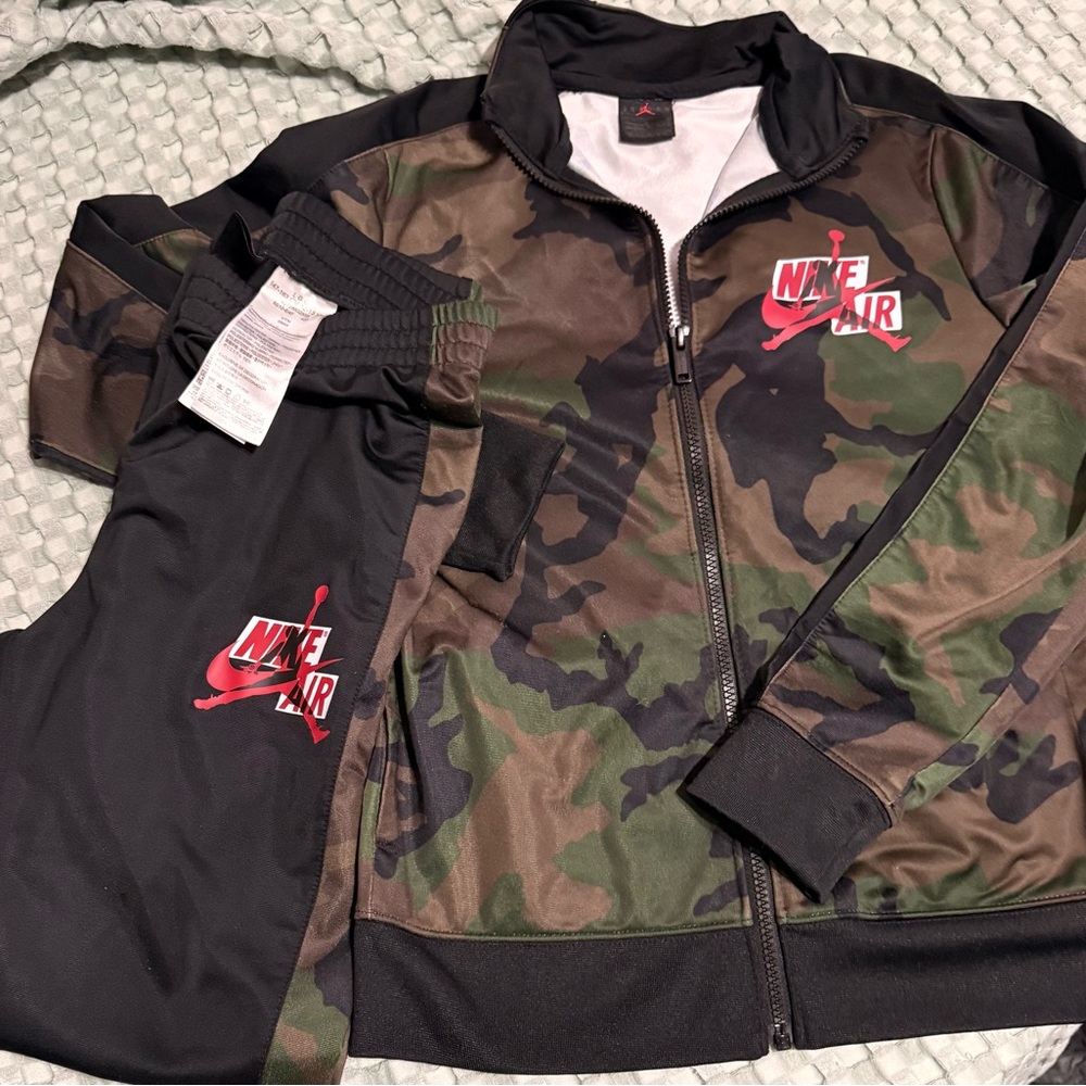 Nike Air Black and Green Camo Tracksuit boys size 10/12
